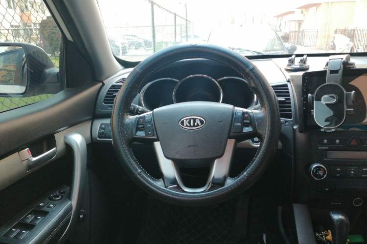 Used Kia Sorento 2012 2.4L Gasoline Luxury Edition Steering Wheel