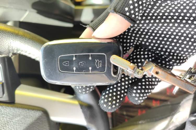 Used Kia Sorento 2012 2.4L Gasoline Luxury Edition Vehicle Key