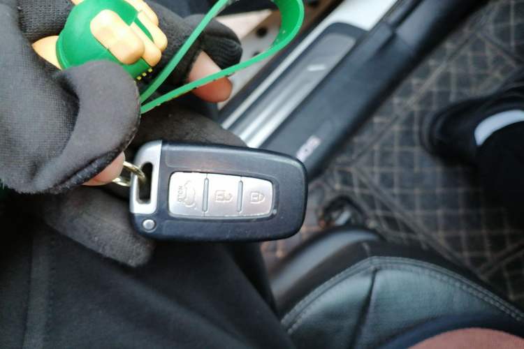 Used Kia Sorento 2012 2.4L Gasoline Luxury Edition Vehicle Key