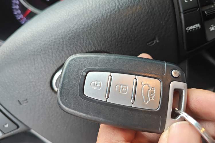 Used Kia Sorento 2012 2.4L Gasoline Supreme Edition Vehicle Key