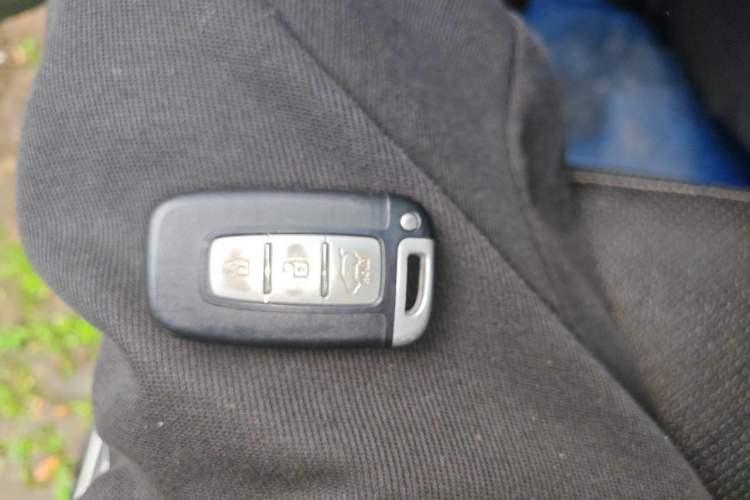 Used Kia Sorento 2012 2.4L Gasoline Supreme Edition Vehicle Key