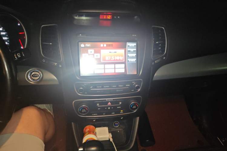 Used Kia Sorento 2013 2.4L 7-Seater Gasoline Luxury Version China IV Standard Audio And AC Panel