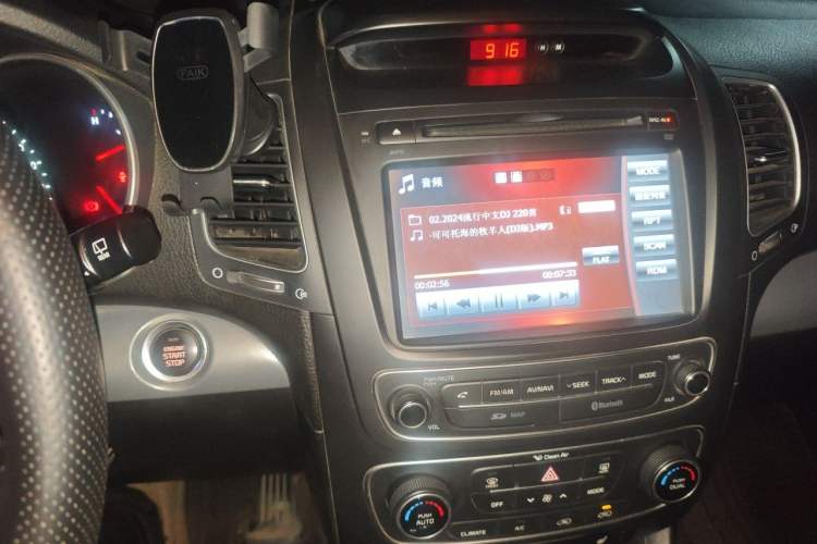 Used Kia Sorento 2013 2.2T 7-seat Diesel Luxury Edition Audio And AC Panel