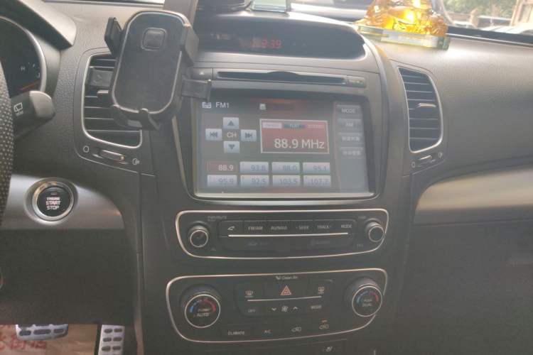 Used Kia Sorento 2013 2.4L 5-Seater Gasoline Supreme Edition China IV Standard Audio And AC Panel