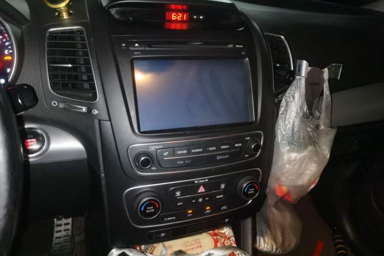 Used Kia Sorento 2013 2.4L 5-Seater Gasoline Supreme Edition Audio And AC Panel