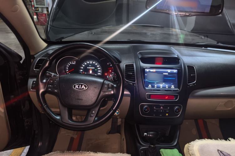Used Kia Sorento 2013 2.4L 7-Seater Gasoline Comfort Version China IV Standard Center Console