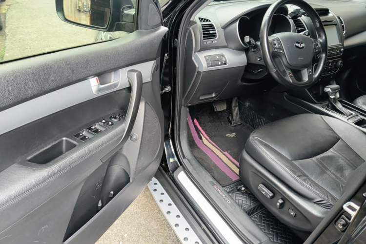 Used Kia Sorento 2013 2.4L 7-seat Gasoline Luxury Edition Driver Seat