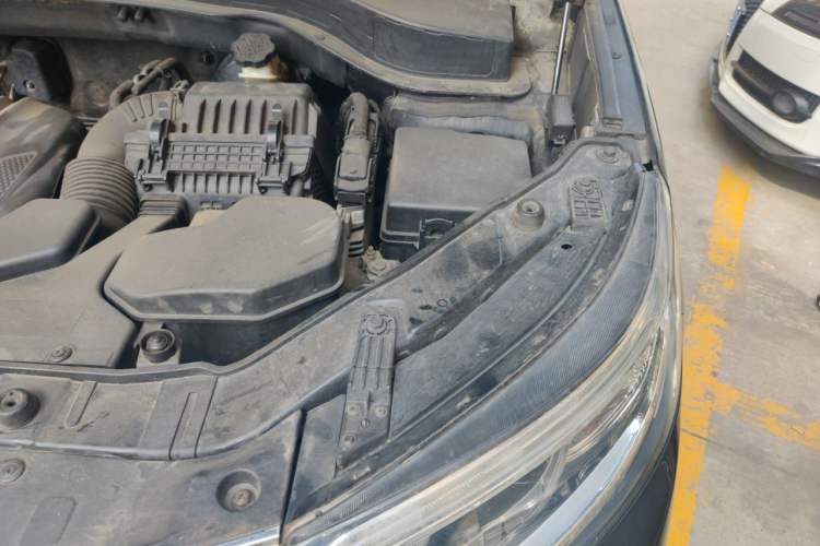 Used Kia Sorento 2013 2.4L 5-Seater Gasoline Supreme Edition China IV Standard Engine Bay Left