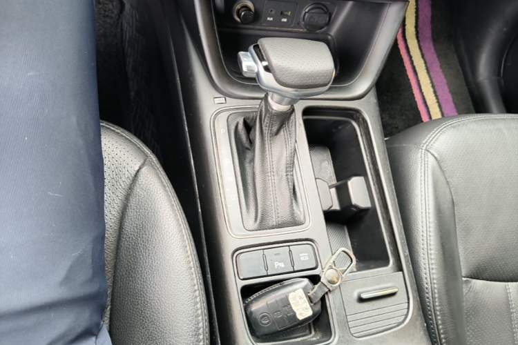Used Kia Sorento 2013 2.4L 7-seat Gasoline Luxury Edition Gear Lever