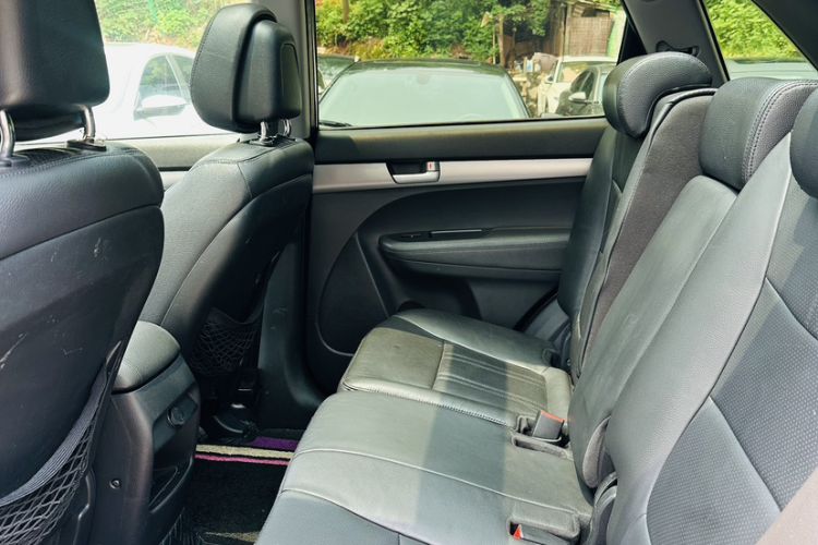 Used Kia Sorento 2013 2.4L 7-seat Gasoline Luxury Edition Interior 4
