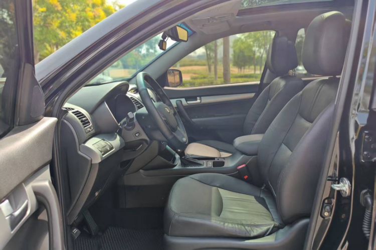 Used Kia Sorento 2013 2.4L 7-seat Gasoline Luxury Edition Interior 5