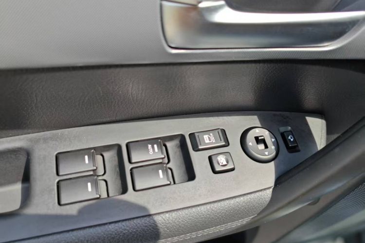 Used Kia Sorento 2013 2.4L 7-seat Gasoline Luxury Edition Interior 9