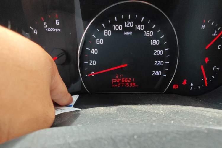 Used Kia Sorento 2013 2.2T 5-Seater Diesel Comfort Edition Odometer Close Up