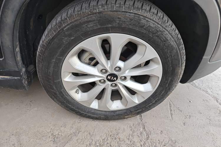 Used Kia Sorento  Right Front Wheel Hub
