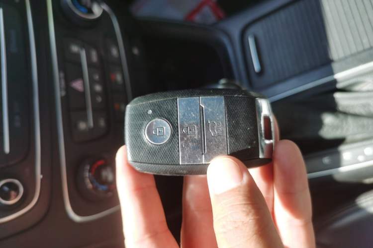 Used Kia Sorento 2013 2.4L 5-Seater Gasoline Supreme Edition China V Standard Vehicle Key
