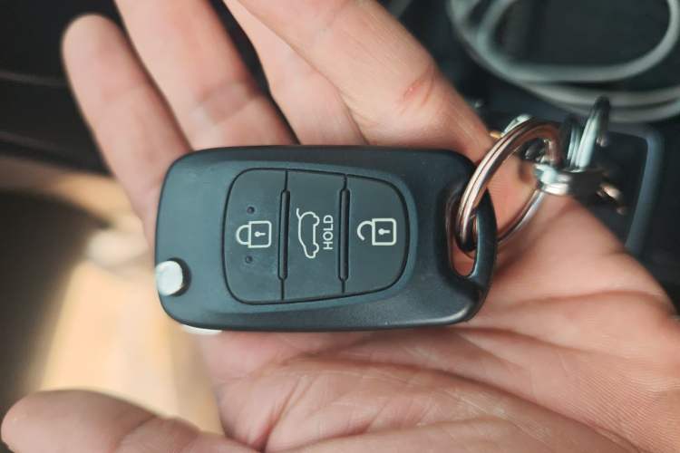 Used Kia Sorento 2013 2.4L 5-Seater Gasoline Comfort Edition Vehicle Key