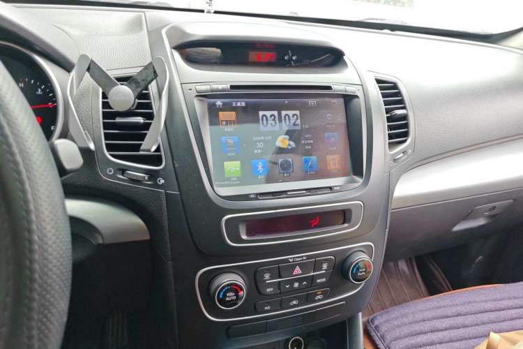 Used Kia Sorento 2013 2.4L 7-Seater Gasoline Comfort Edition China V Standard Audio And AC Panel