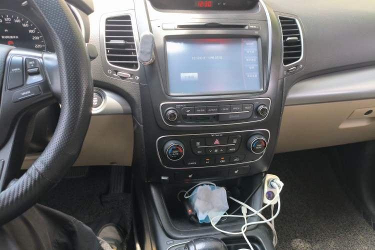 Used Kia Sorento 2013 2.4L 7-Seater Gasoline Luxury Version China IV Standard Audio And AC Panel