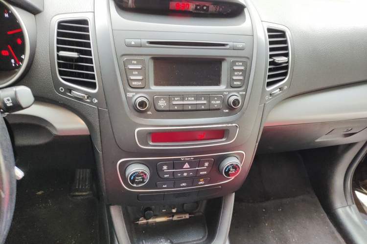 Used Kia Sorento 2013 2.4L 5-Seater Gasoline Comfort Version China IV Standard Audio And AC Panel
