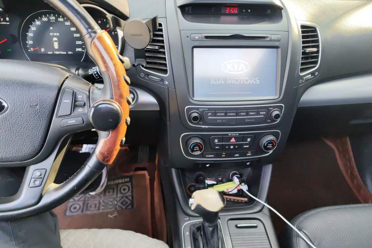 Used Kia Sorento 2013 2.4L 7-Seater Gasoline Luxury Version China IV Standard Audio And AC Panel