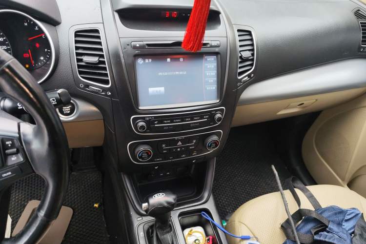 Used Kia Sorento 2013 2.4L 7-Seater Gasoline Luxury Version China IV Standard Audio And AC Panel
