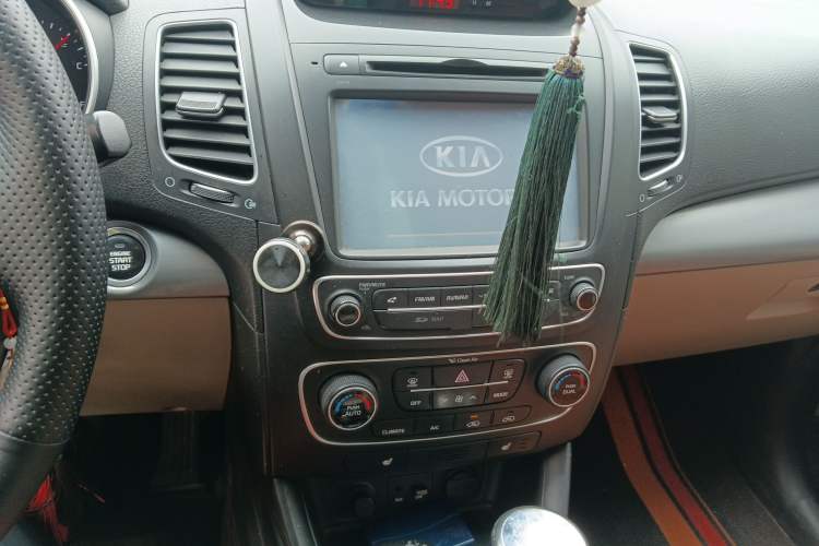 Used Kia Sorento 2013 2.2T 7-seat Diesel Luxury Edition Audio And AC Panel