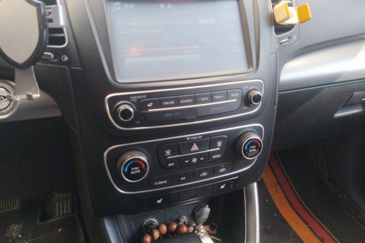 Used Kia Sorento 2013 2.4L 7-Seater Gasoline Luxury Version China IV Standard Audio And AC Panel