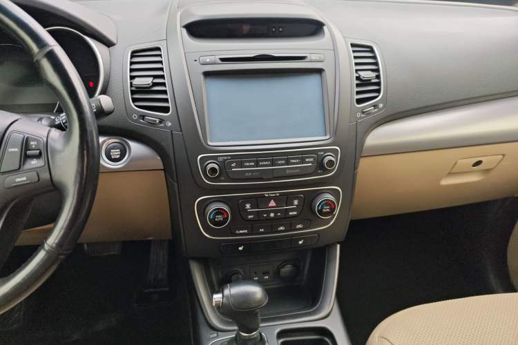 Used Kia Sorento 2013 2.4L 7-Seater Gasoline Luxury Version China IV Standard Audio And AC Panel