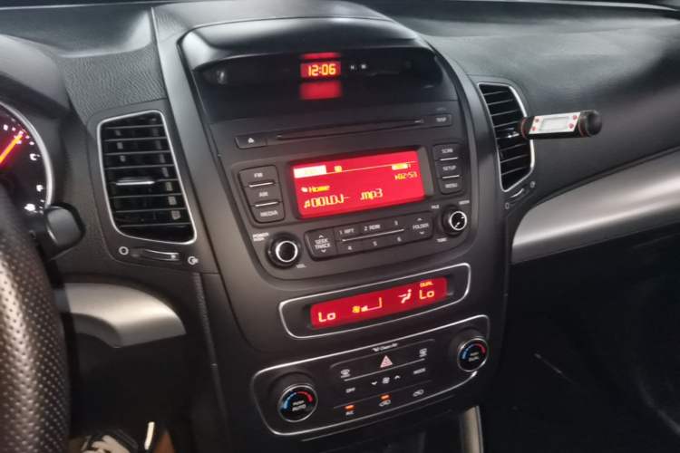 Used Kia Sorento 2013 2.2T 5-Seater Diesel Comfort Edition Audio And AC Panel