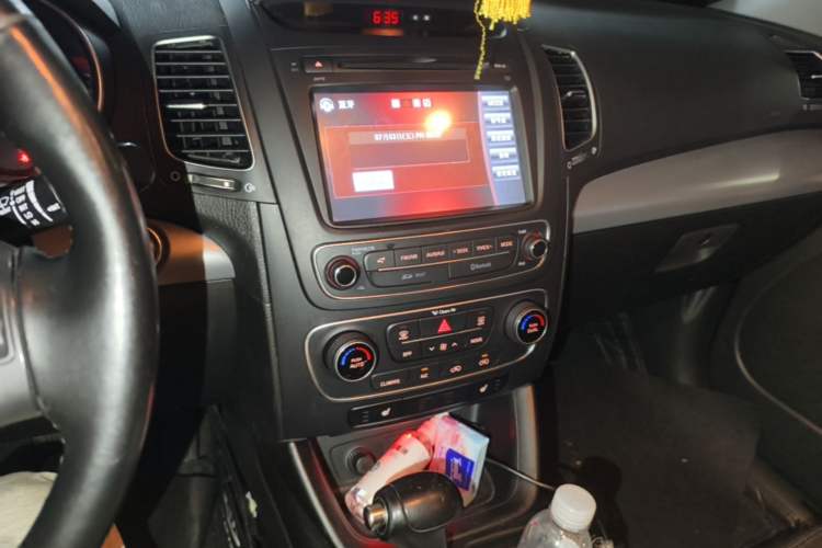 Used Kia Sorento 2013 2.4L 7-Seater Gasoline Luxury Version China IV Standard Audio And AC Panel