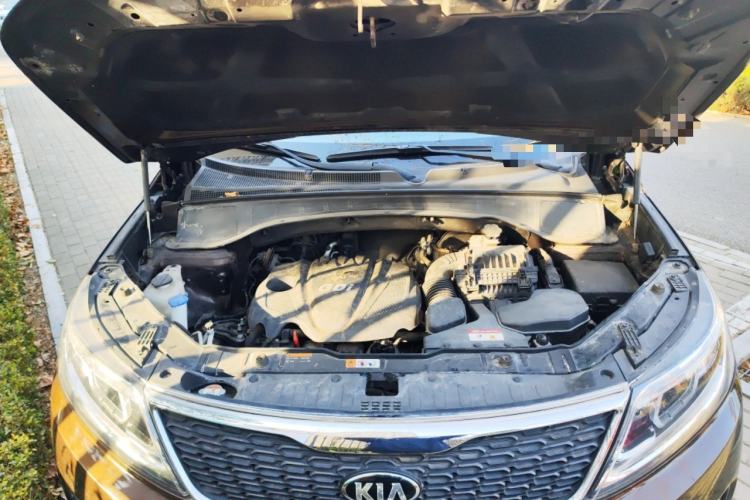 Used Kia Sorento 2013 2.4L 7-Seater Gasoline Luxury Version China IV Standard Engine Bay