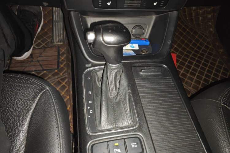 Used Kia Sorento 2013 2.4L 7-seat Gasoline Luxury Edition Gear Lever
