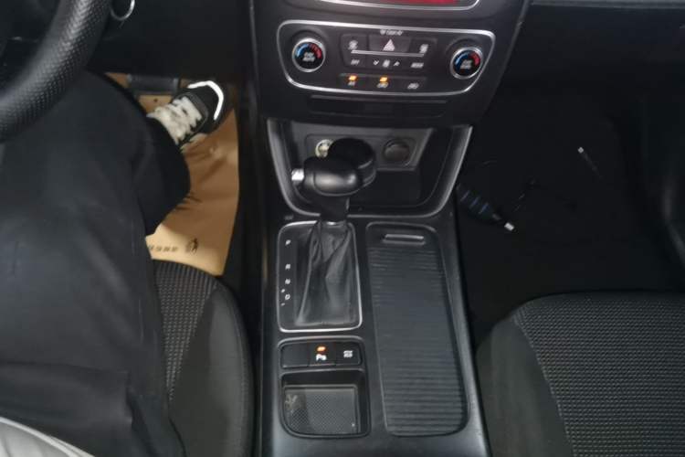 Used Kia Sorento 2013 2.2T 5-Seater Diesel Comfort Edition Gear Lever