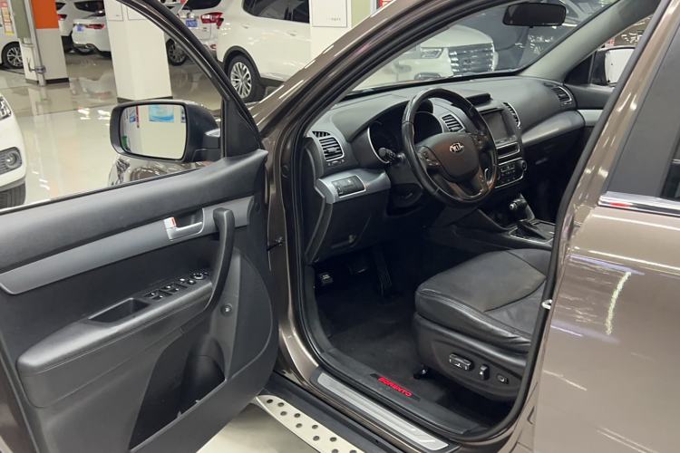 Used Kia Sorento 2013 2.4L 7-seat Gasoline Comfort Edition Interior 2