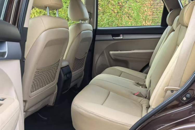 Used Kia Sorento 2013 2.4L 5-Seater Gasoline Comfort Version China IV Standard Interior 3