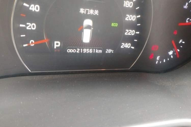 Used Kia Sorento 2013 2.4L 7-Seater Gasoline Luxury Version China IV Standard Odometer Close Up