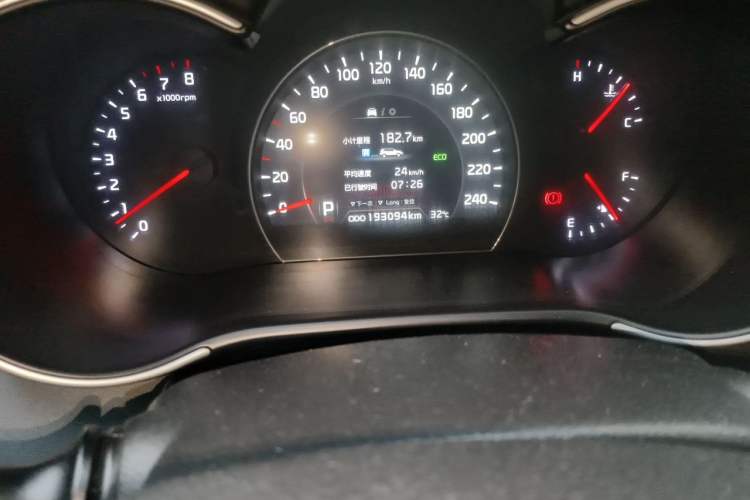 Used Kia Sorento 2013 2.4L 7-seat Gasoline Luxury Edition Odometer Close Up