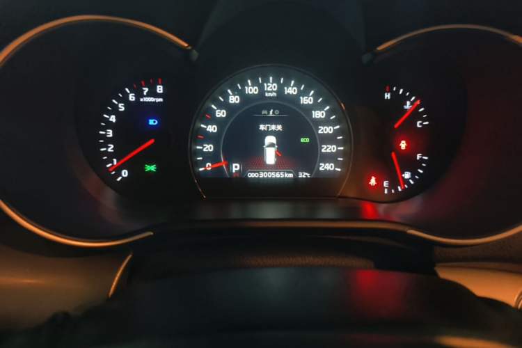 Used Kia Sorento 2013 2.4L 7-Seater Gasoline Luxury Version China IV Standard Odometer Close Up