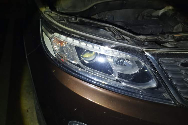 Used Kia Sorento 2013 2.4L 7-seat Gasoline Comfort Edition Right Front Headlight