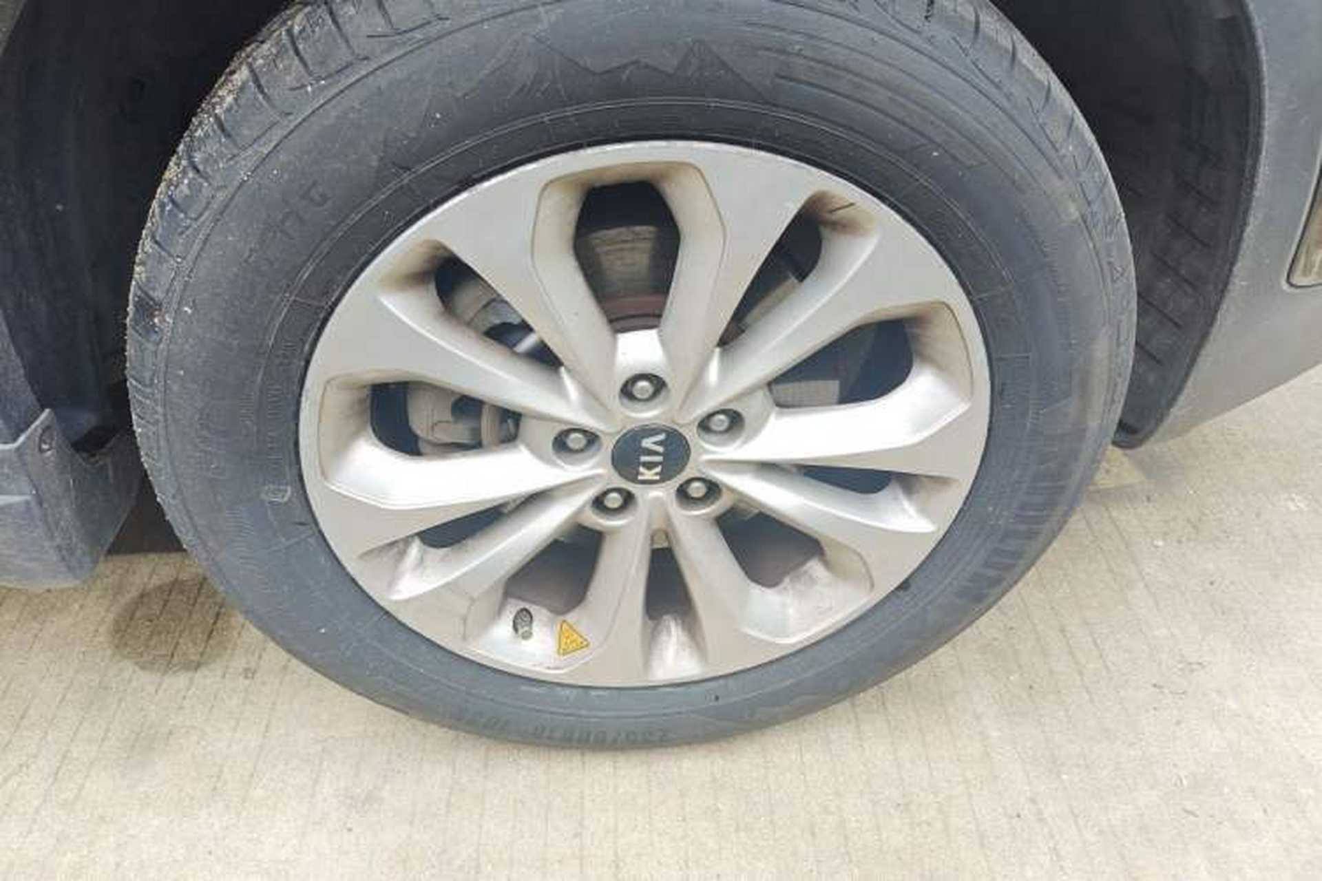 Used Kia Sorento 2013 2.4L 5-Seater Gasoline Luxury Version China IV Standard Right Front Wheel Hub