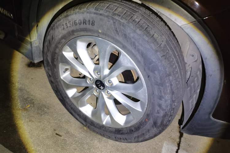 Used Kia Sorento 2013 2.4L 7-seat Gasoline Comfort Edition Right Front Wheel Hub