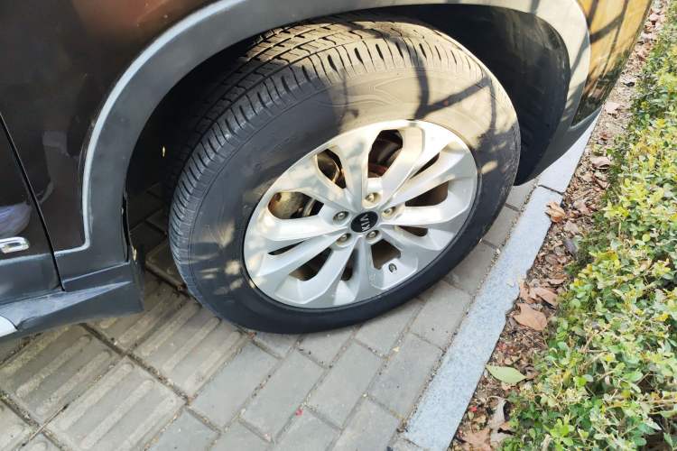 Used Kia Sorento 2013 2.4L 7-Seater Gasoline Luxury Version China IV Standard Right Front Wheel Hub