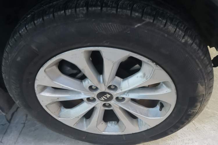 Used Kia Sorento 2013 2.4L 5-Seater Gasoline Comfort Edition Right Front Wheel Hub