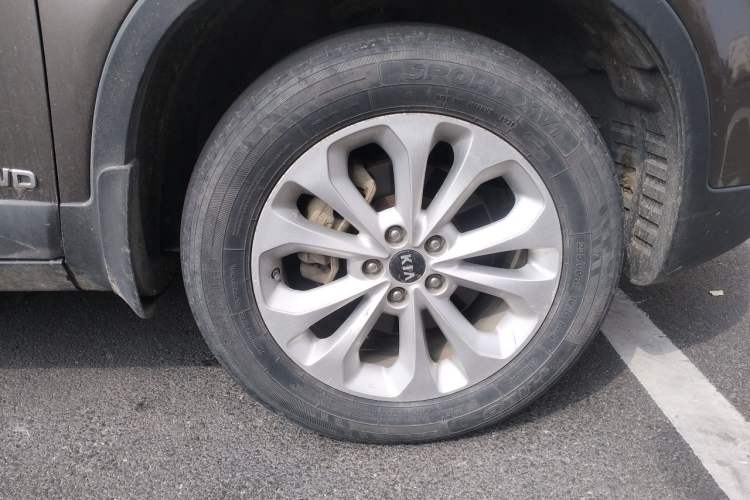 Used Kia Sorento 2013 2.4L 7-Seater Gasoline Luxury Version China IV Standard Right Front Wheel Hub