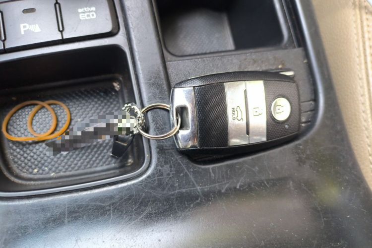 Used Kia Sorento 2013 2.4L 7-Seater Gasoline Luxury Version China IV Standard Vehicle Key