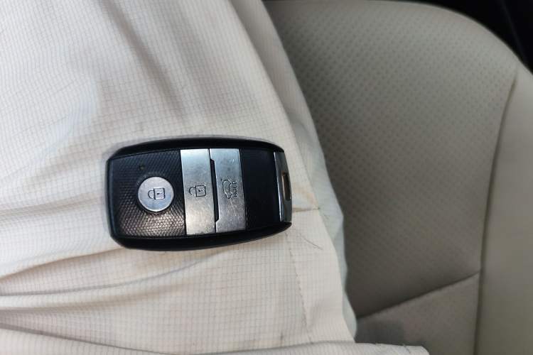 Used Kia Sorento 2013 2.4L 7-Seater Gasoline Luxury Version China IV Standard Vehicle Key