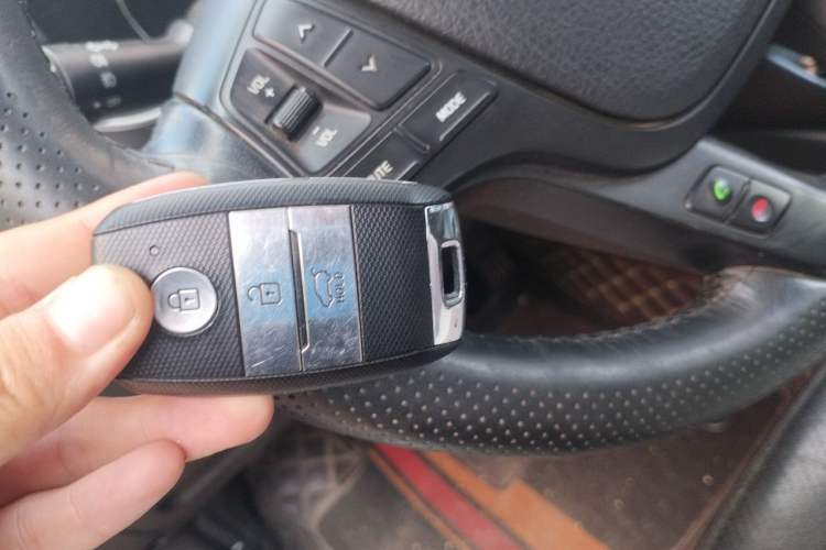 Used Kia Sorento 2013 2.4L 7-Seater Gasoline Luxury Version China IV Standard Vehicle Key