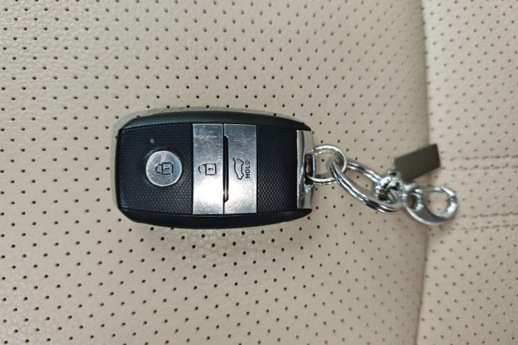 Used Kia Sorento 2013 2.4L 7-Seater Gasoline Luxury Version China IV Standard Vehicle Key