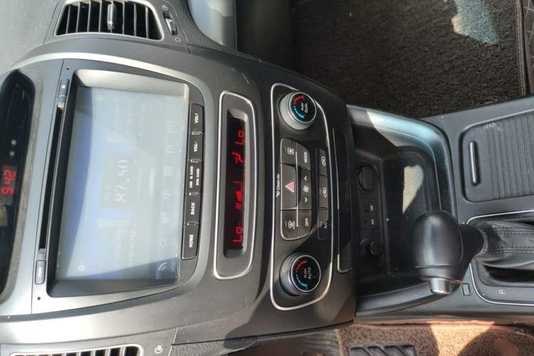 Used Kia Sorento 2013 2.4L 5-Seater Gasoline Comfort Version China IV Standard Audio And AC Panel