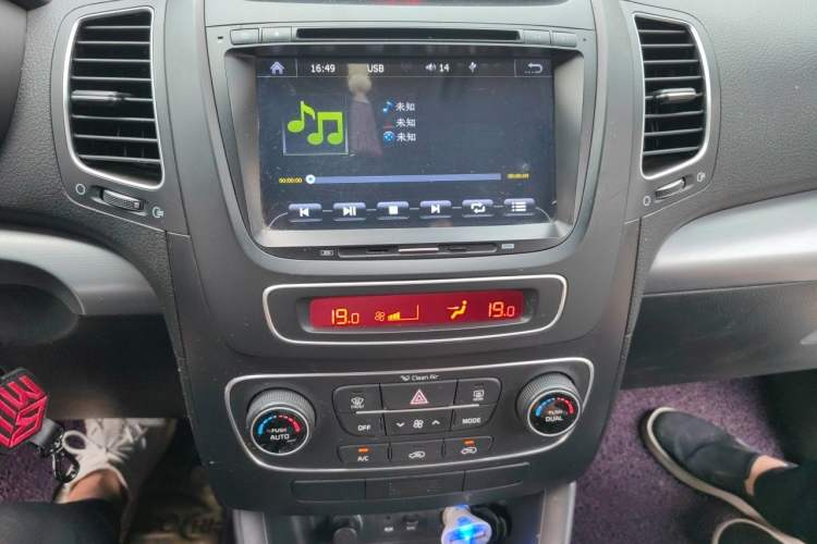 Used Kia Sorento 2013 2.4L 5-Seater Gasoline Comfort Version China IV Standard Audio And AC Panel